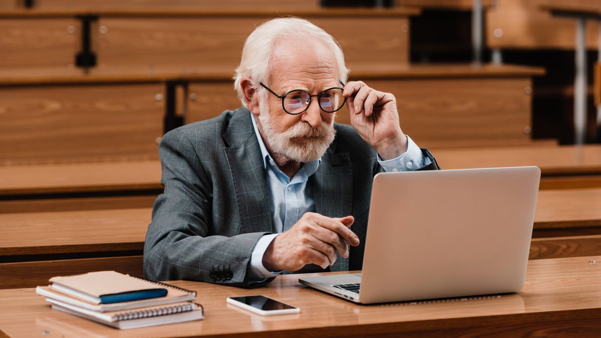 Ruský fyzikář sledoval v hodině obsah pro dospělé, nevědomky jej promítal na tabuli